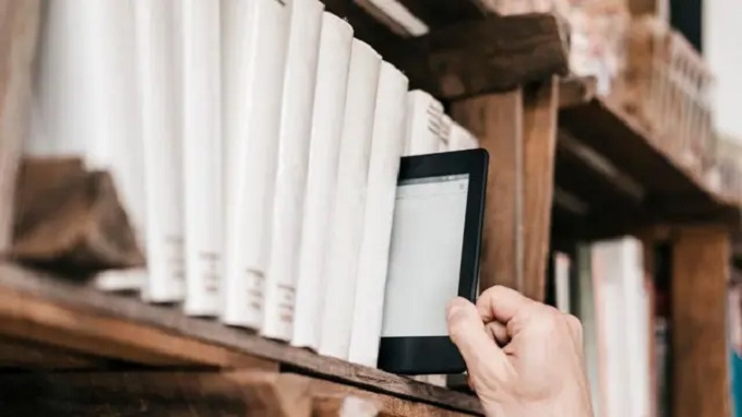 أشكال جديدة للكتاب بين الرقمي والصوتي وكبار الكُتّاب يتجهون للعالم الجديد..   هل يفقد الكتاب الورقي سحره أمام استحواذ المنصات على الكتابة والأدب؟