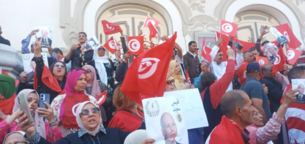 عدد من أنصار حزب "مسار 25 جويلية" ينفذون وقفة للتعبير عن "رفض التدخل الأجنبي"