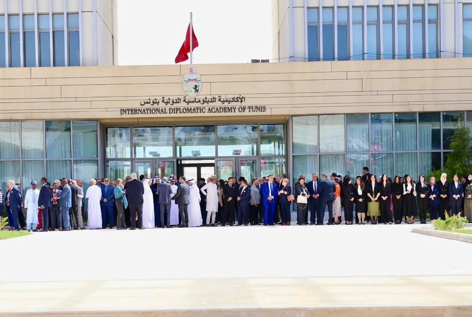  وزير الخارجية يؤكد تعزيز التواصل مع الجالية التونسية وتطوير الخدمات القنصلية
