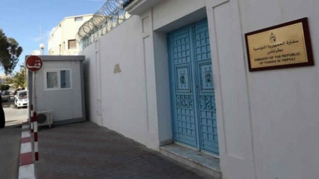 سفارة تونس بطرابلس تدعو التونسيين المقيمين والمتواجدين بالعاصمة الليبية إلى الابتعاد عن مناطق الاشتباكات وتوخّي الحذر