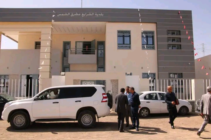  لشبهات فساد.. والي القصرين يحيل ملف مشروع توسعة شبكة التنوير العمومي لإحدى البلديات إلى القضاء 