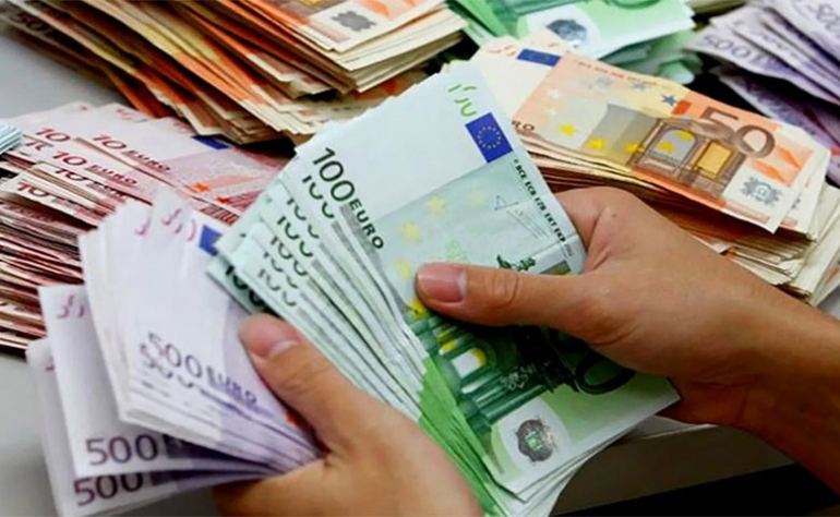 تحويلات التونسيين بالخارج تقفز إلى 2.8 مليار دينار..   التونسيون بالخارج يعززون مخزون العملة الصعبة بنسبة 30%