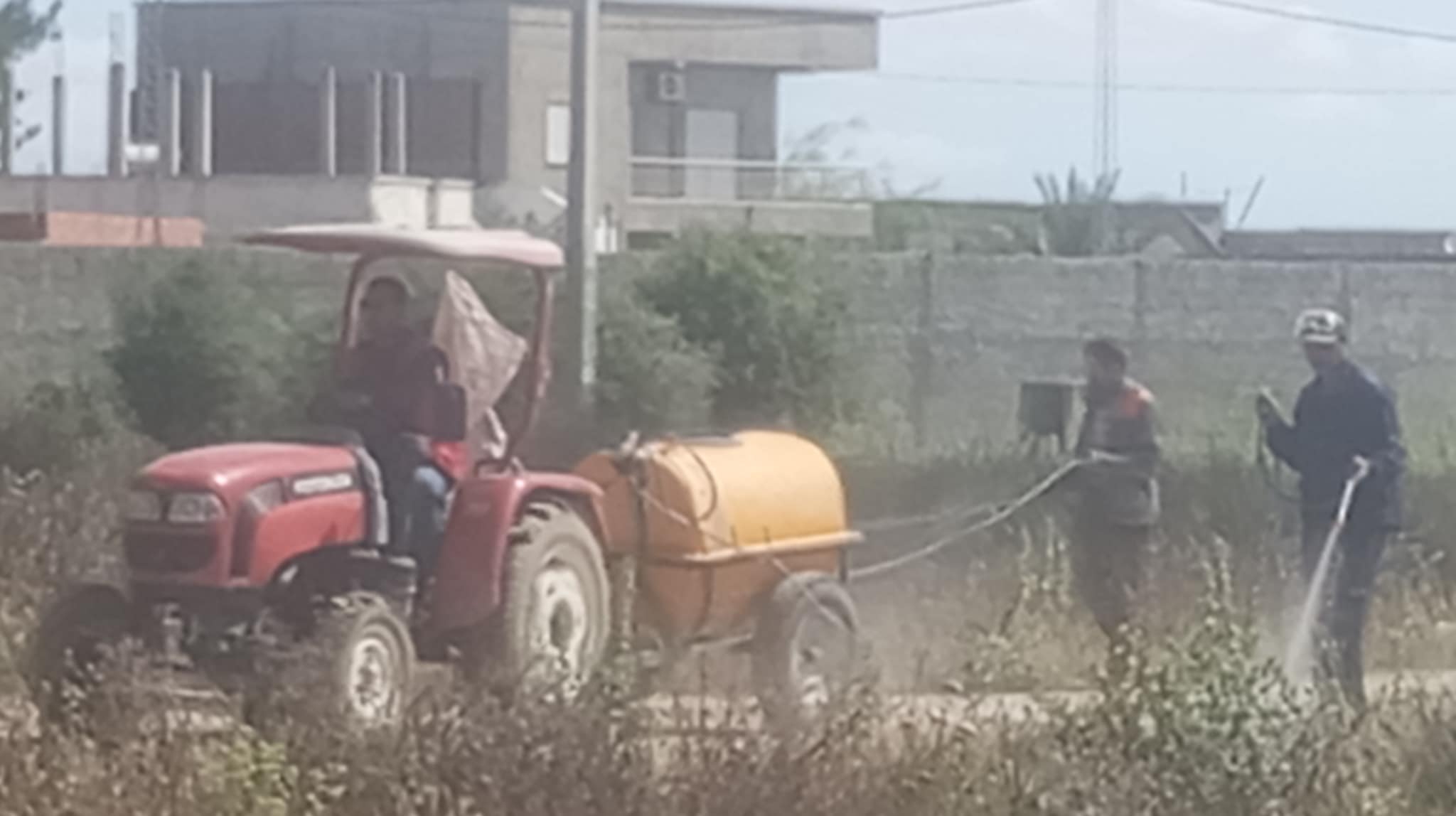 بالصور/ انطلاق حملات رش المبيدات للقضاء على الحشرات بطبربة 