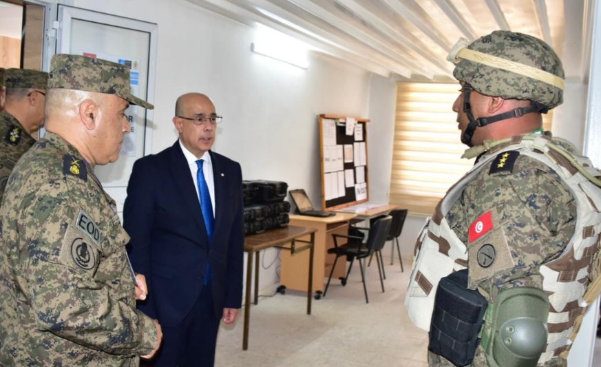 وزير الدفاع يؤدّي زيارة تفقد إلى القاعدة العسكرية ببوفيشة