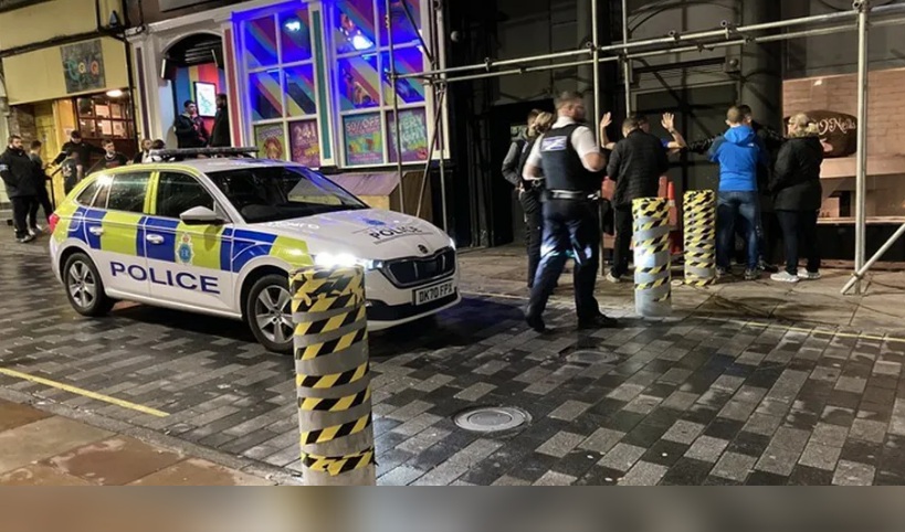 بريطانيا.. سيارة تصدم محتفلين بتتويج ليفربول والشرطة تعتقل السائق وهذه هويته