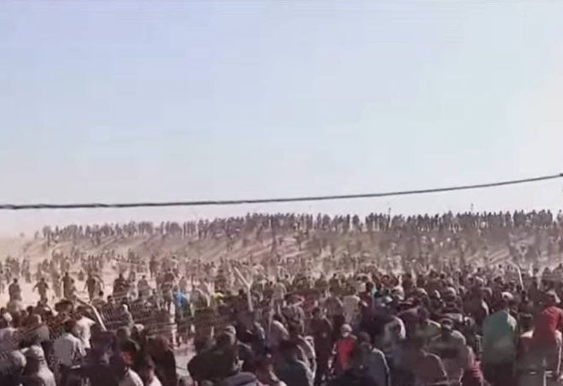 حشود تقتحم مركز المساعدات بغزة وهروب العناصر الأميركية