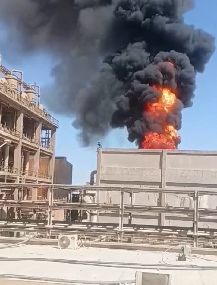 حريق ضخم بشركة أسمدة بميناء الصخيرة 