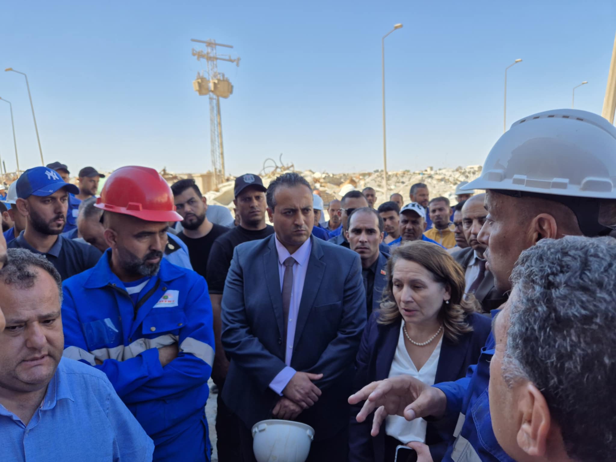 وزيرة الصناعة في الصخيرة لمعاينة حريق شركة الأسمدة 