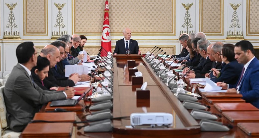 لدى اشرافه على اجتماع مجلس الوزراء .. رئيس الجمهورية يدعو إلى إنهاء العمل بالمناولة في القطاع العام وحلّ "الاتصالية للخدمات"