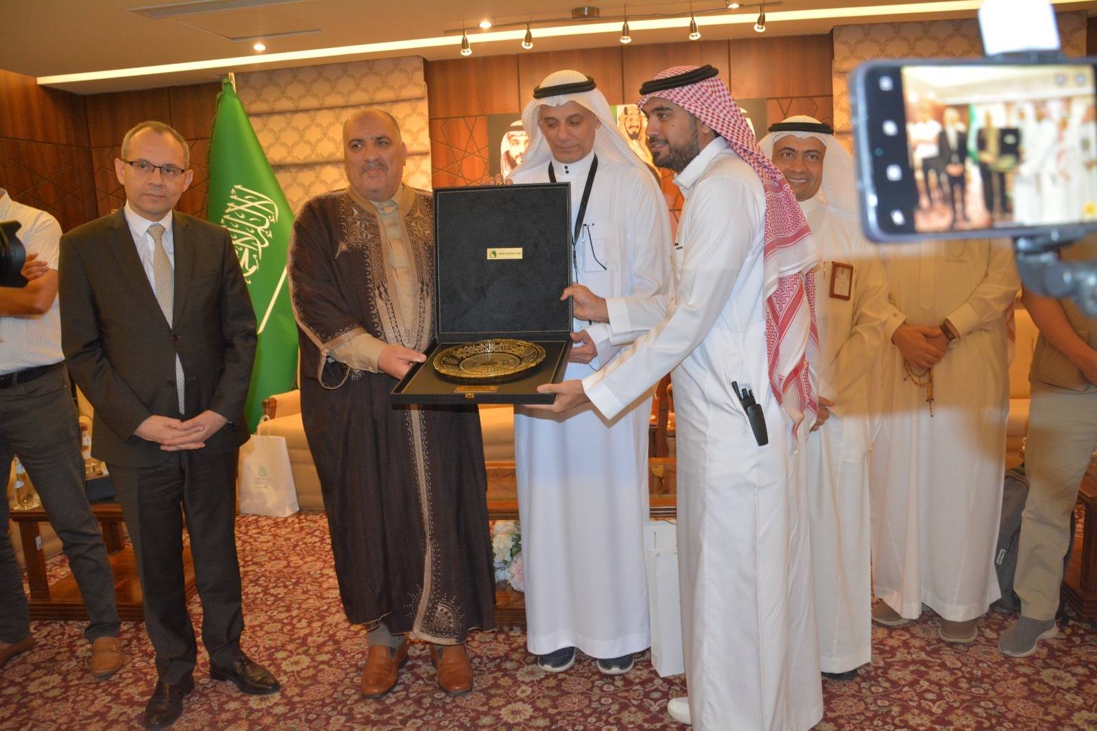  وزير الشؤون الدينية يطّلع على تطبيقة جديدة لحماية الحجيج من الضياع