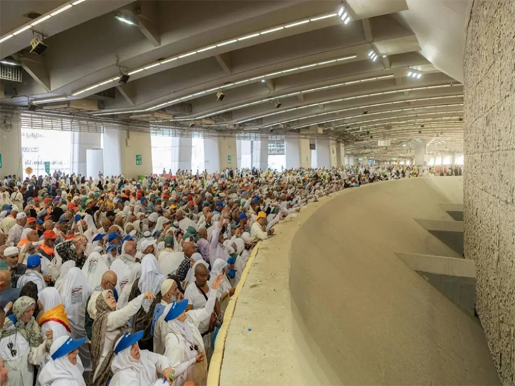 أول أيام التشريق: الحجاج يواصلون رمي الجمرات الثلاث