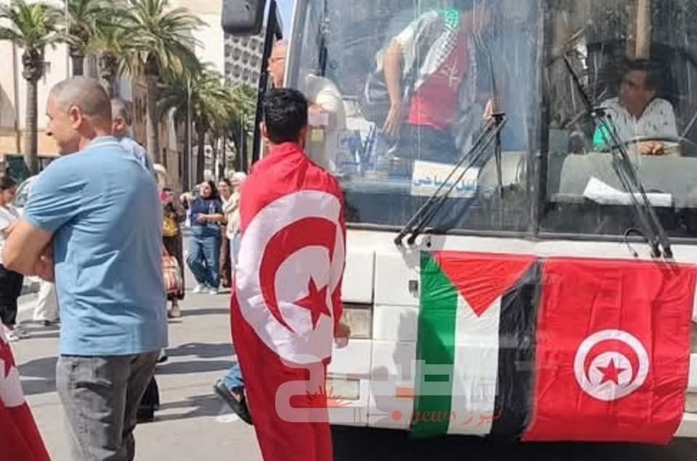 بعد دخولها ليبيا.. الليبيون يرحبون بقافلة الصمود  ويزودون السيارات والحافلات بالمحروقات مجانا