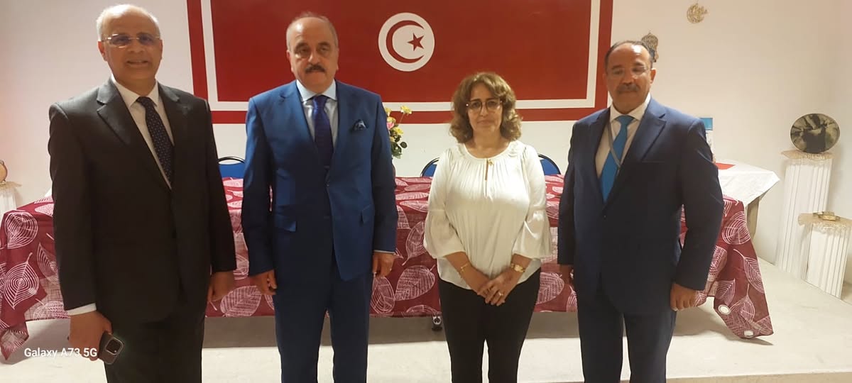 وزير الخارجية يزور المركز الثقافي والاجتماعي "دار التونسي بنيس"