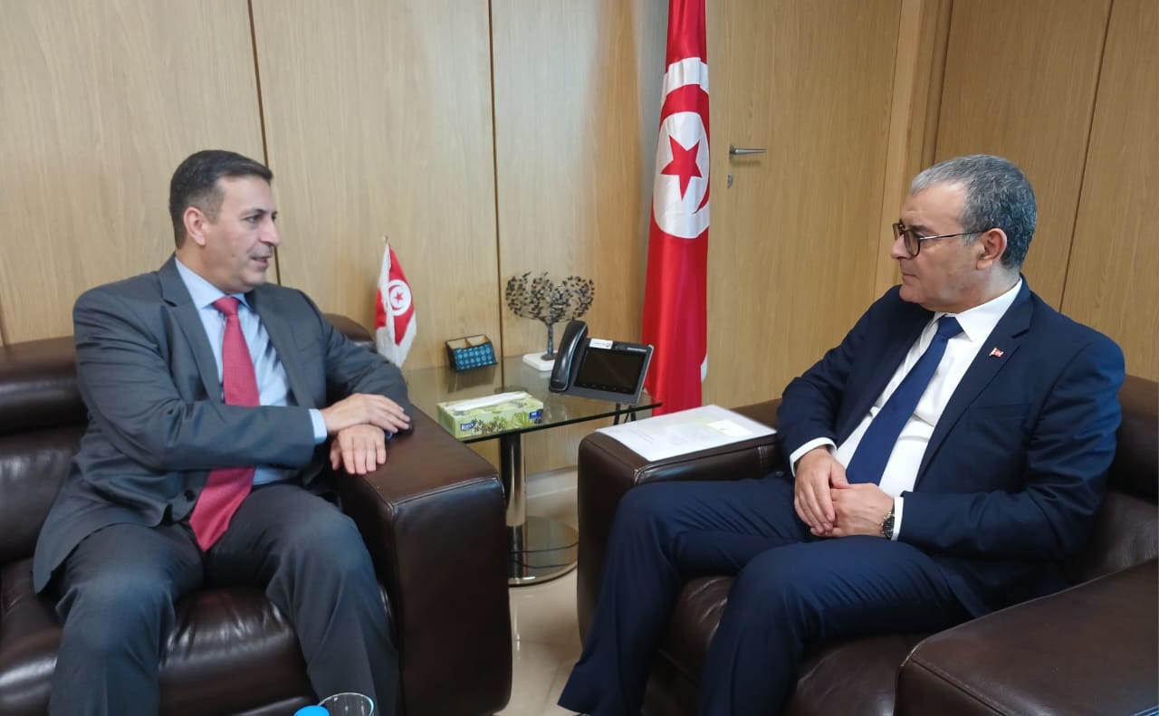 وزير الإقتصاد وسفير الأردن يؤكدان على توفر الفرص لتعزيز العلاقات الإقتصادية بين البلدين