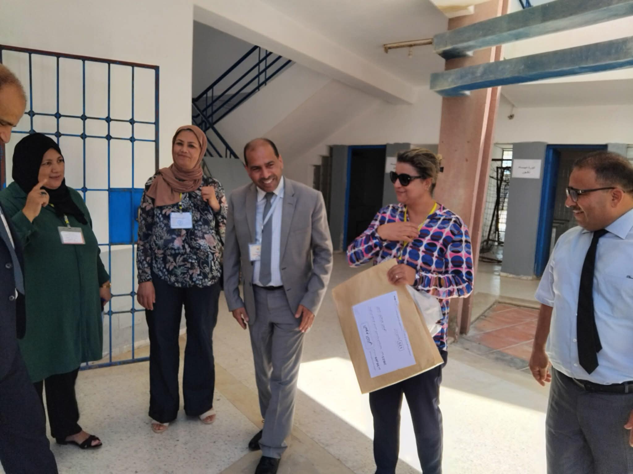 بالصور/ زيارة المندوب الجهوي للتربية بأريانة لإعدادية قلعة الاندلس بمناسبة إجراء مناظرة "السيزيام"