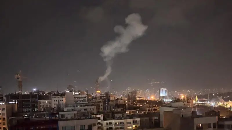 سقوط صواريخ إيرانية في تل أبيب.. وطهران تؤكد تدمير "أهداف استراتيجية" 