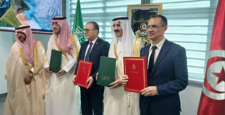 التوقيع على إتفاقية قرض للمساهمة في تمويل مشروع إنشاء قطب واحي بالجنوب التونسي
