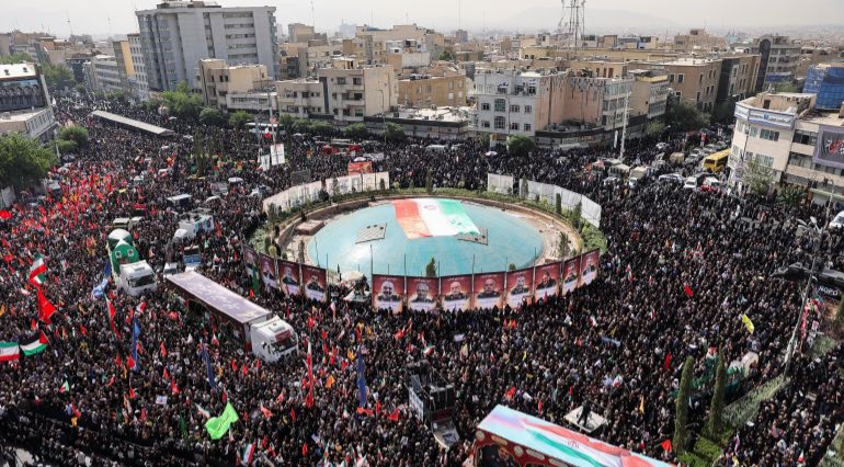 إيران تشيع 60 من كبار قادتها العسكريين وعلمائها النوويين