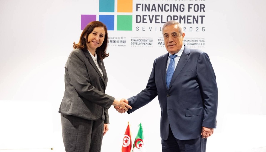 رئيسة الحكومة تتباحث مع نظيرها الجزائري الاستعدادات لاجتماع اللجنة الكبرى المشتركة التونسية الجزائرية