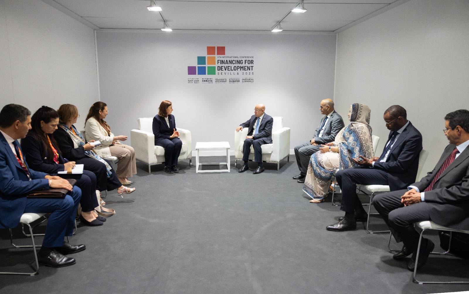 في لقائها رئيس الجمهورية الإسلامية الموريتانية.. رئيسة الحكومة تتطرق إلى سبل تعزيز التعاون الاقتصادي بين البلدين
