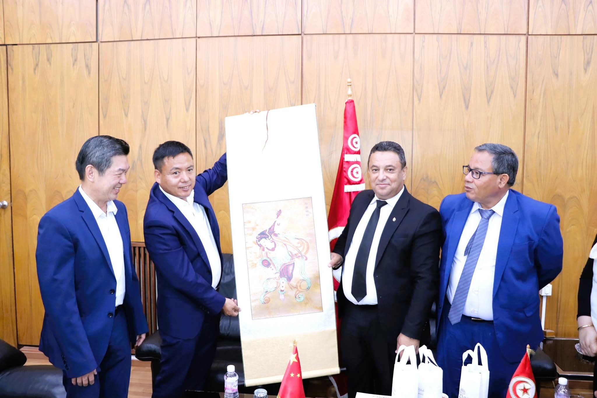 وفد من رجال الأعمال الصينيين يؤدي زيارة عمل إلى ولاية مدنين
