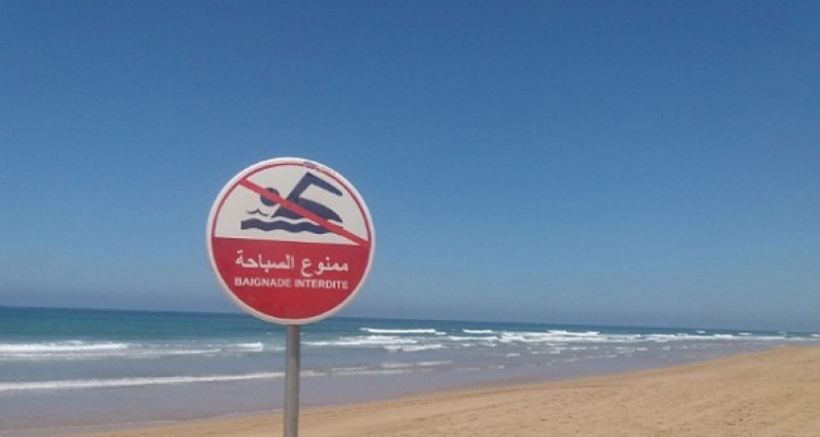 الحماية المدنية تحذر من السباحة عند رفع الراية الحمراء بالشواطئ
