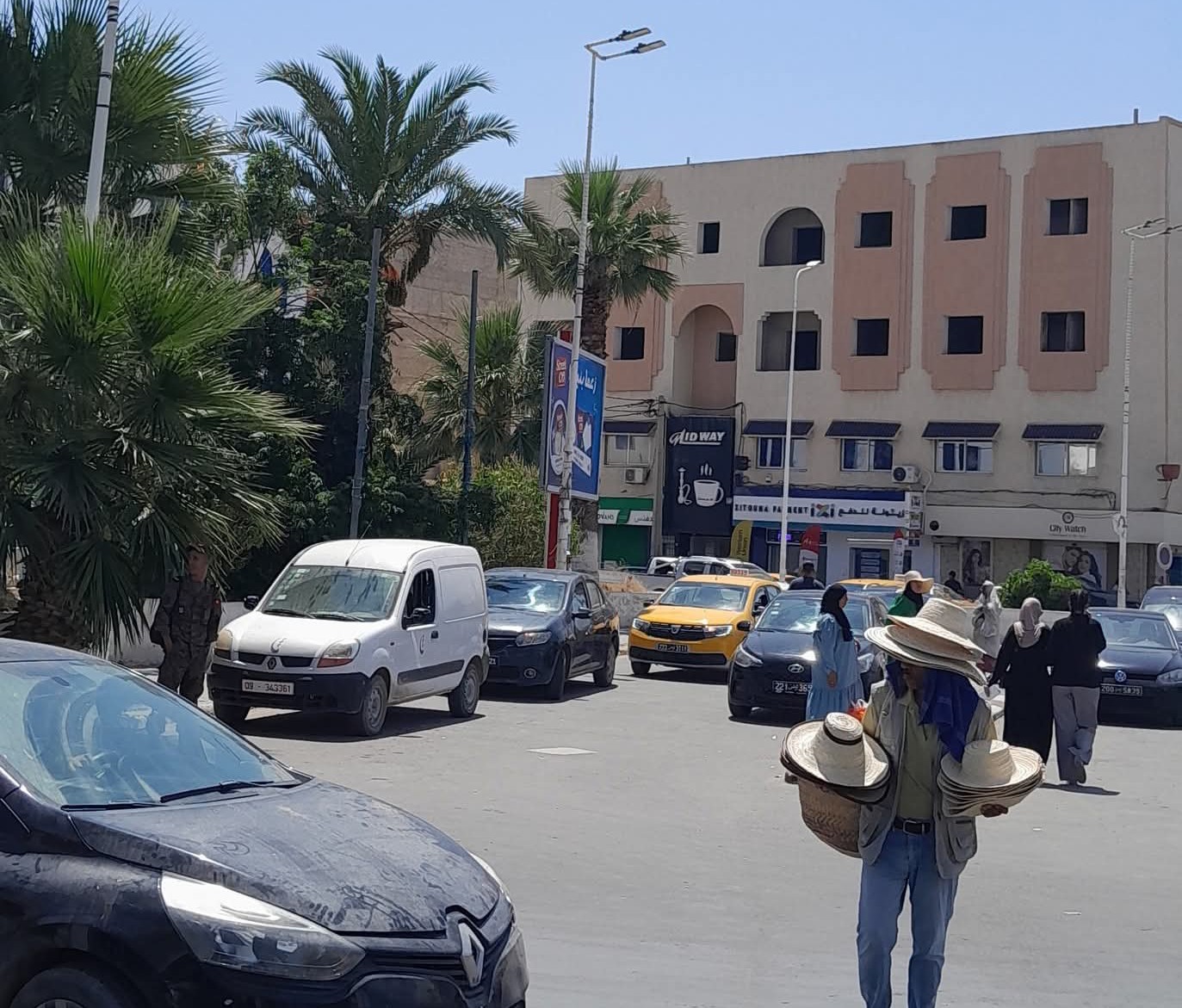  محطة تاكسيات أم موقف سيارات خاصة..؟!