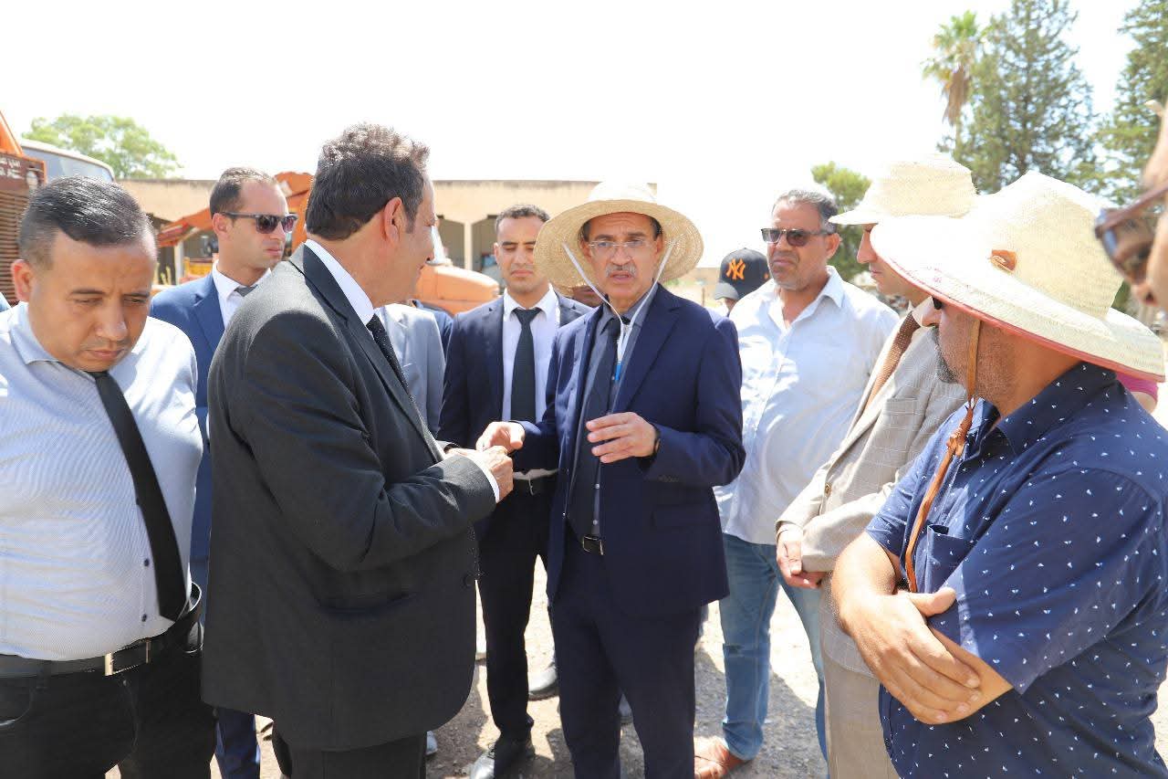 وزير الفلاحة يوصي مراكز التجميع ومركبّات الحبوب بسليانة بحماية الصّابة والتسريع في تخزينها 