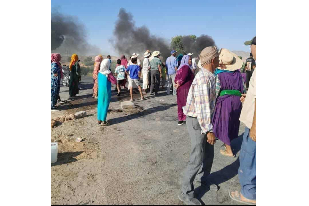 قفصة.. أهالي عمادة الناظور يغلقون الطريق احتجاجا على انقطاع الماء