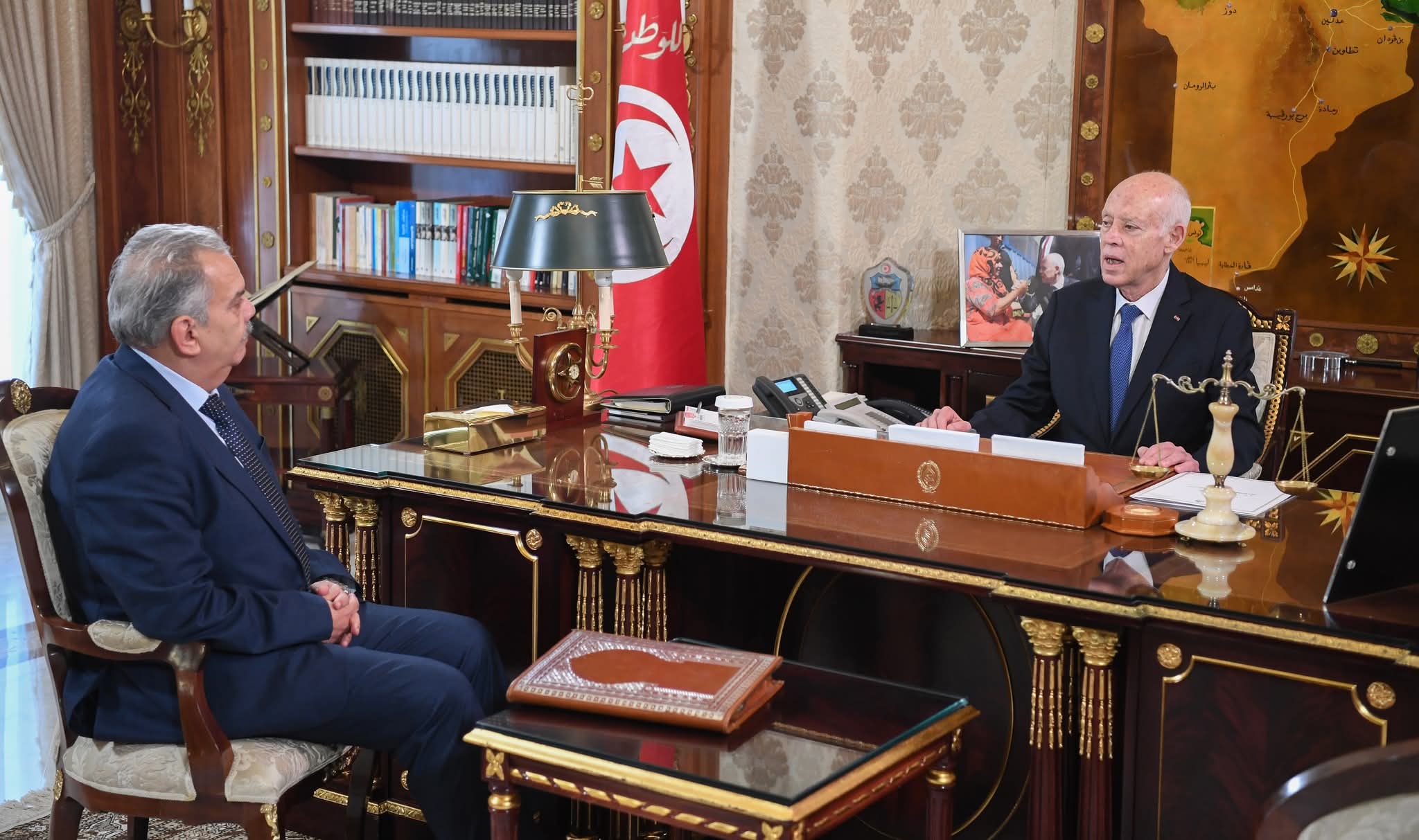 مشروع القانون الأساسي المتعلق بالهياكل الرياضية محور لقاء رئيس الجمهورية بوزير الشباب والرياضة 