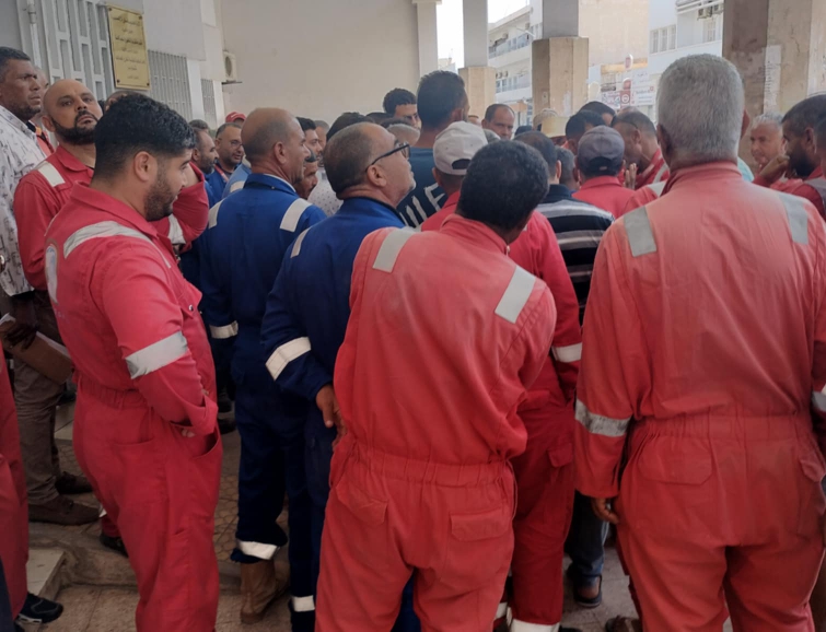 صفاقس.. أعوان شركات بترولية يُـنفّذون وقفة إحتجاجية 