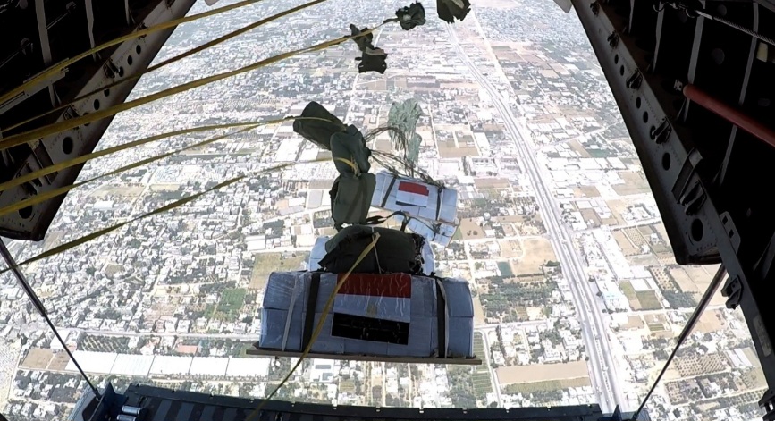 الجيش المصري يسقط أطنانا من المساعدات الغذائية جوا إلى أهالي غزة 