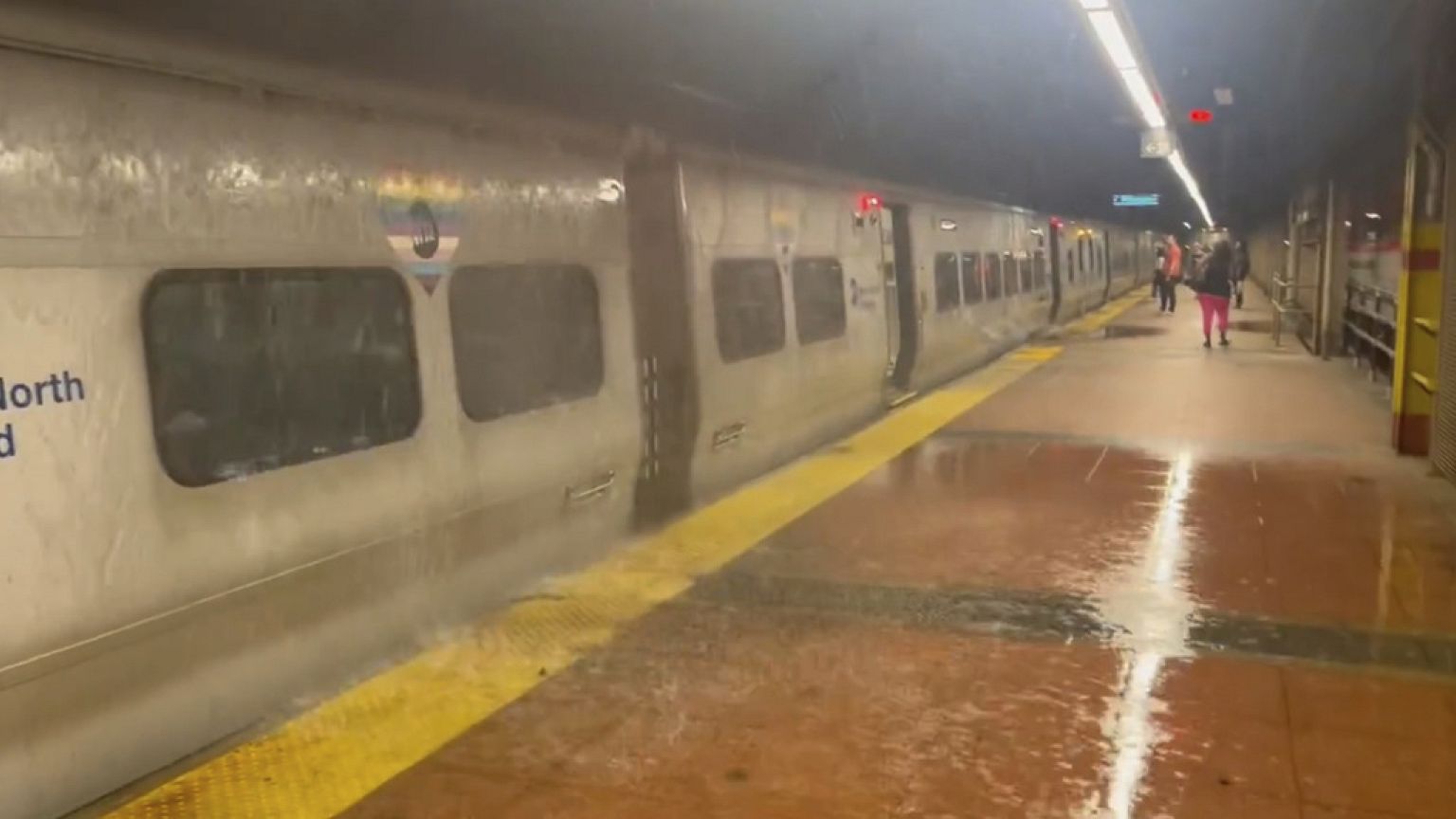 عاصفة تُغرق نيويورك: فيضانات في مترو الأنفاق وانقطاع كهرباء واسع