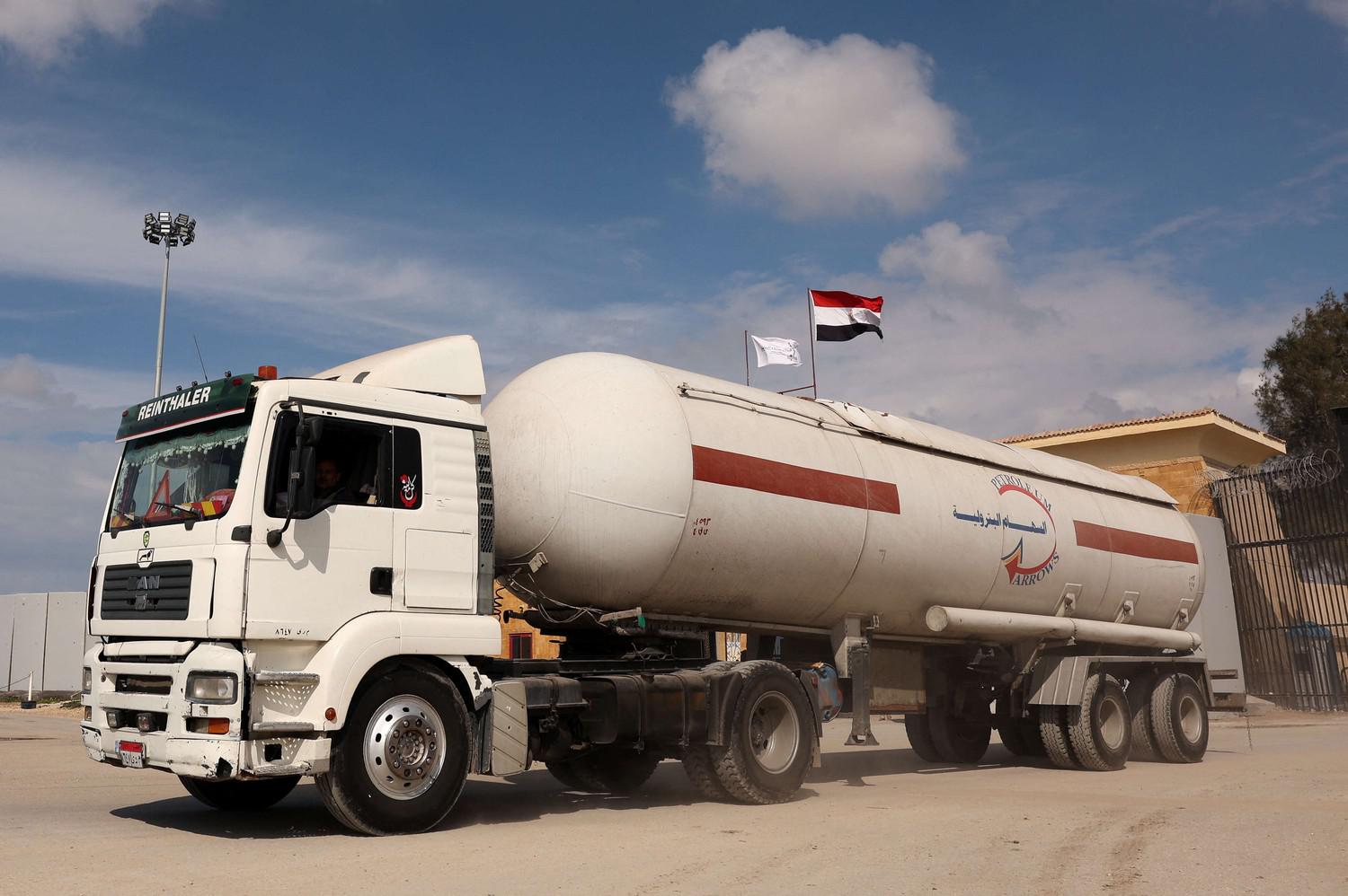 لأول مرة منذ 5 أشهر.. شاحنتا وقود تدخلان غزة من معبر رفح