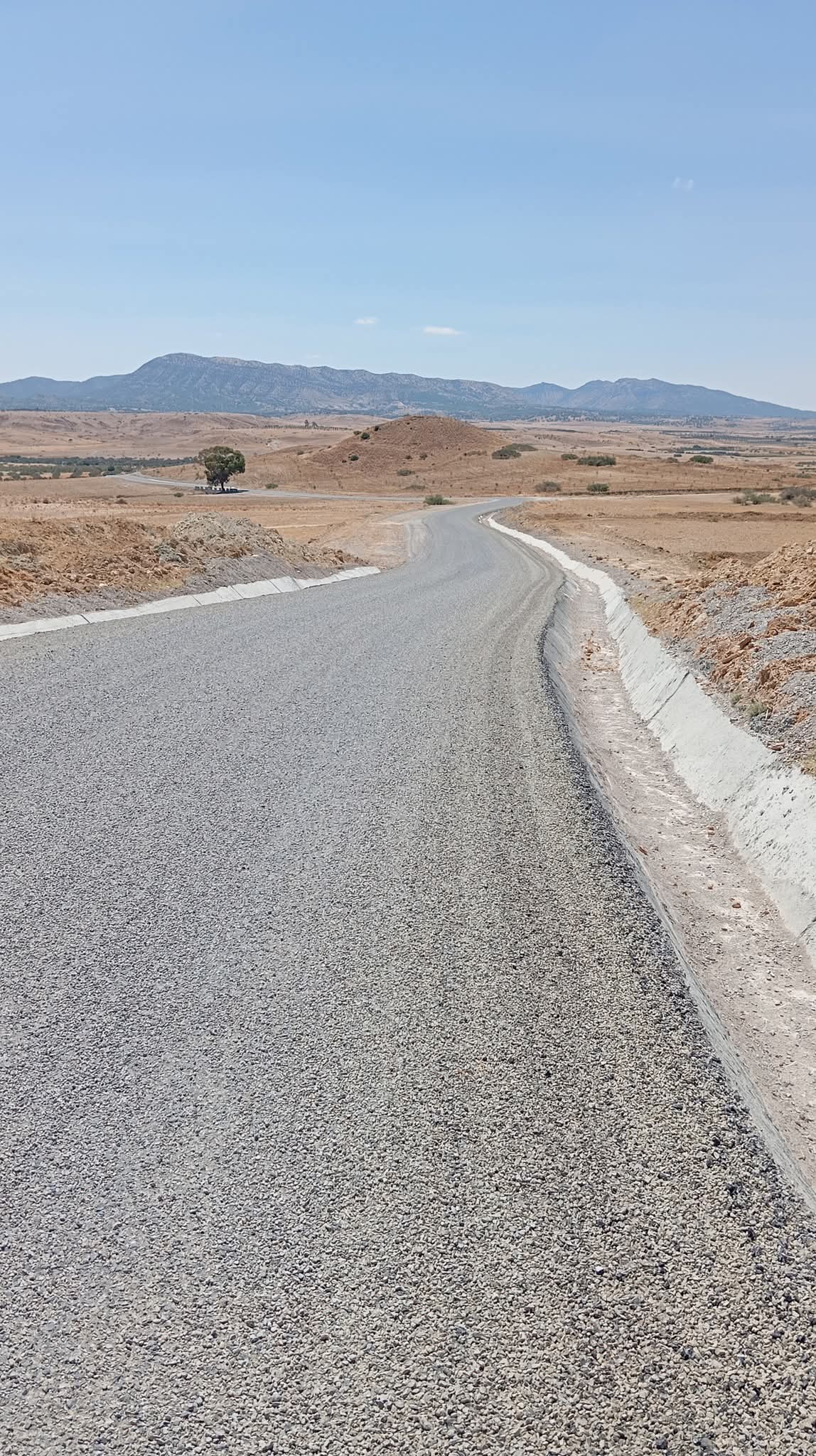 الوسلاتية..الانتهاء من أشغال تعبيد المسلك الفلاحي بمنطقة "الطاوسة" وهذا ما قررته لجنة القبول الأولي