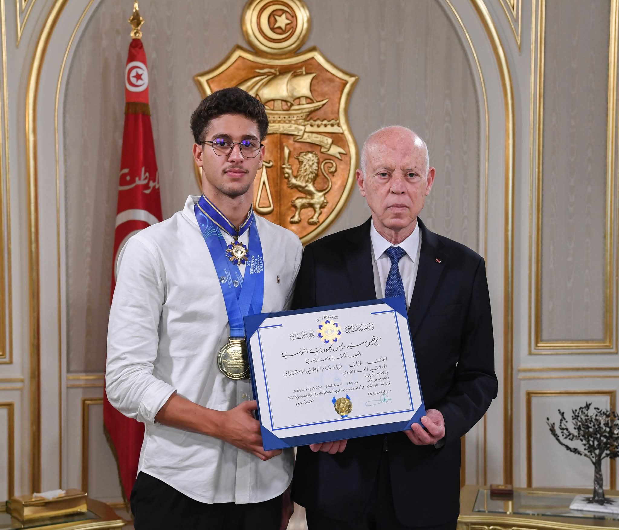 صور/ رئيس الجمهورية يمنح البطل أحمد الجوادي الصنف الأوّل من الوسام الوطني للاستحقاق في قطاع الرياضة