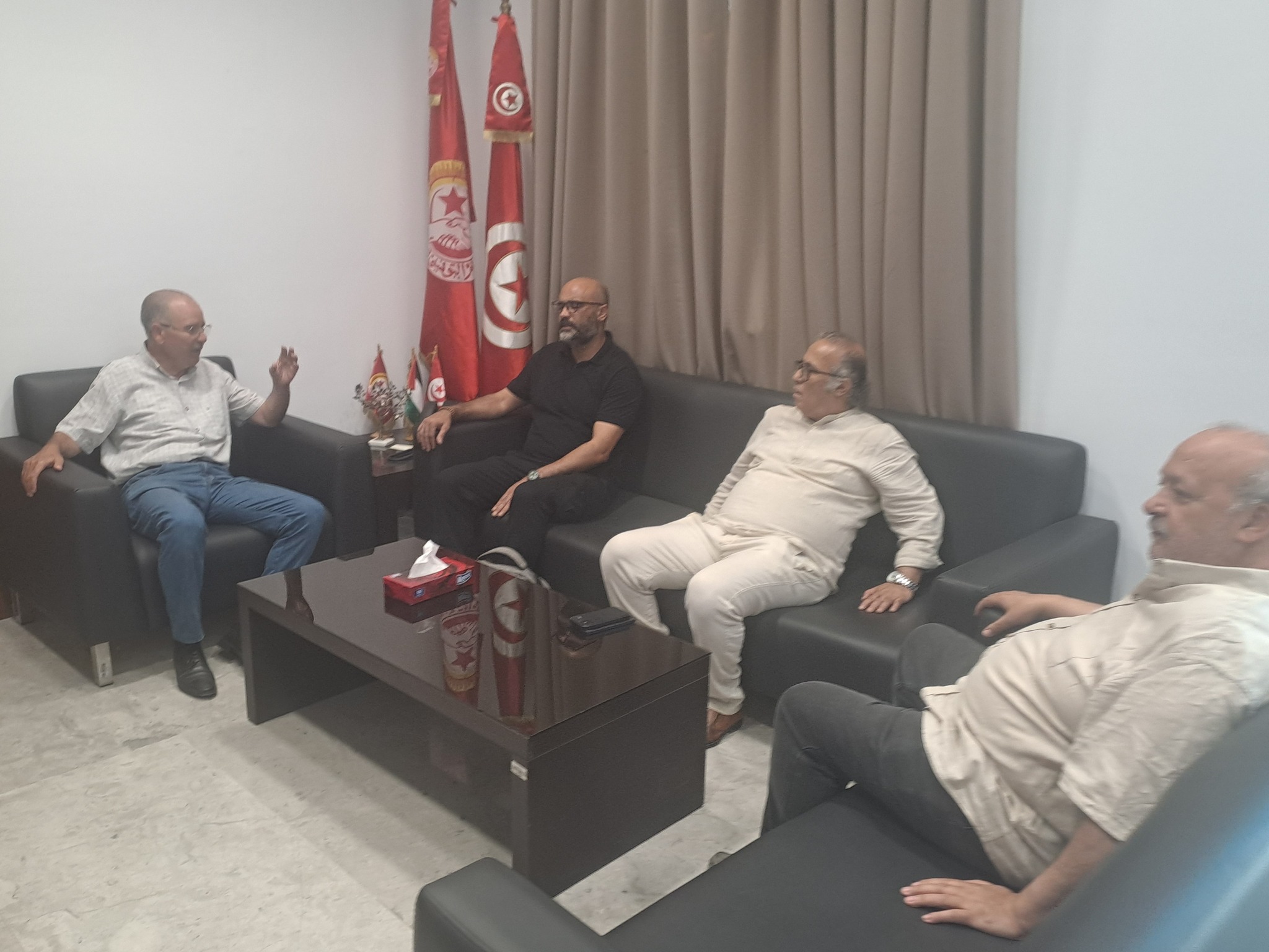 بعد أحداث الخميس.. الطبوبي يلتحق بمكتبه ببطحاء محمد علي ويلتقي نقيب الصحفيين 