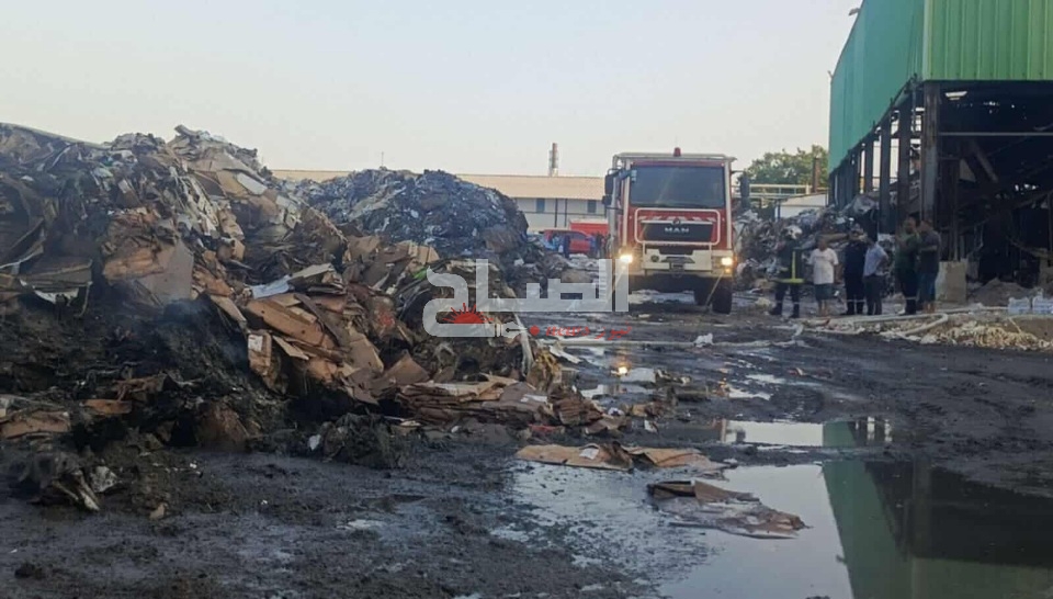  النفيضة.. السيطرة كليا على حريق مصنع الورق المقوّى