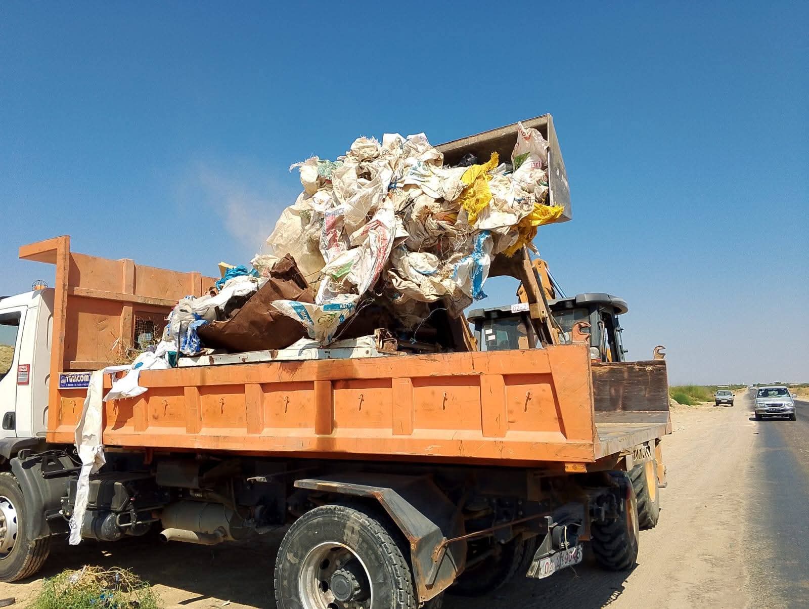 القيروان.. بلدية بوحجلة تكثّف حملات النظافة و ترفع هياكل السيارات المهملة في مداخل المنطقة البلدية 