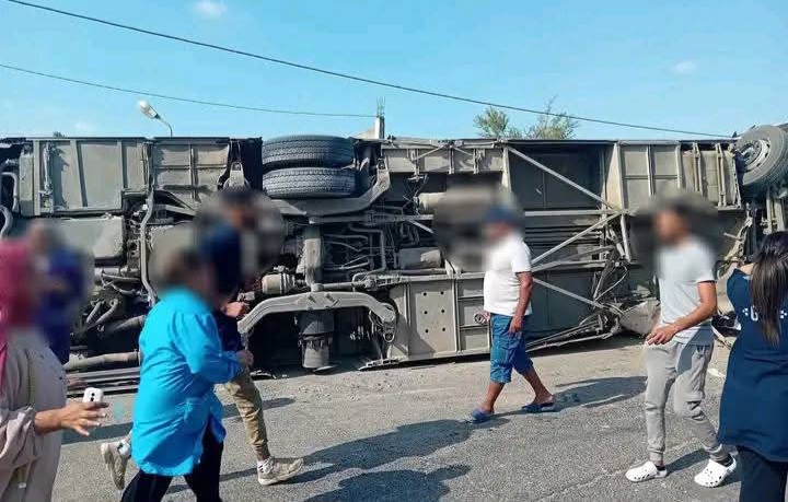 قربة.. وفاة عاملة واصابة أكثر من عشرين في انقلاب حافلة    