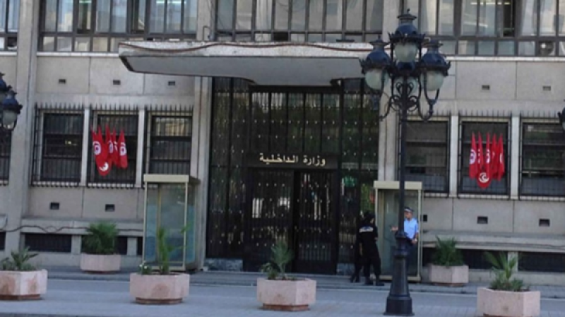  وزارة الداخلية: إنهاء تكليف معتمد وكتاب عامين