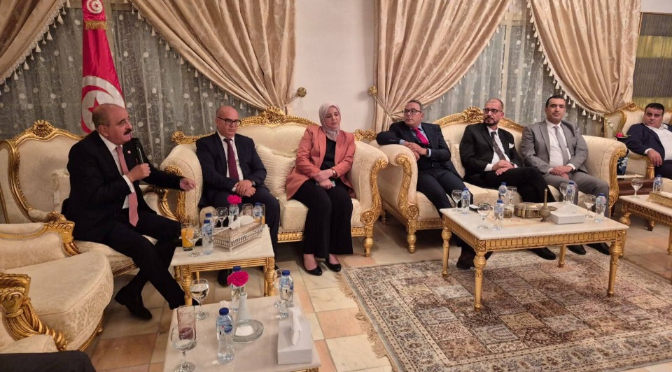 وزير الخارجية يلتقي في جدة بعدد من أبناء الجالية التونسية 