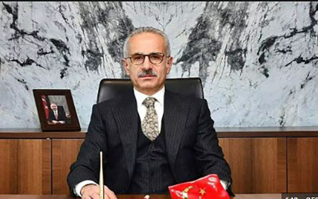 بعد تجاوزه السرعة المحددة.. وزير النقل التركي يتلقى مخالفة مرورية ويقدم اعتذارًا علنيًا