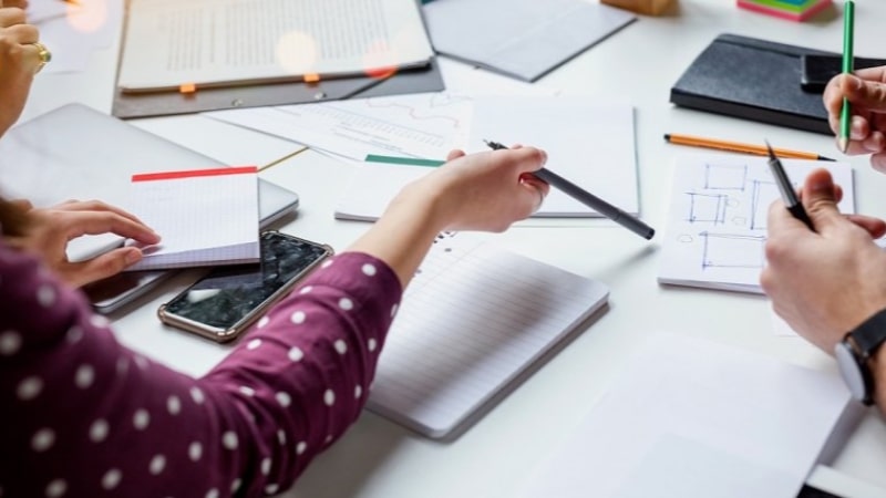 تلاميذ يبحثون ومربون يرغبون..   انطلاق «التهافت» على الدروس الخصوصية مبكرًا..!