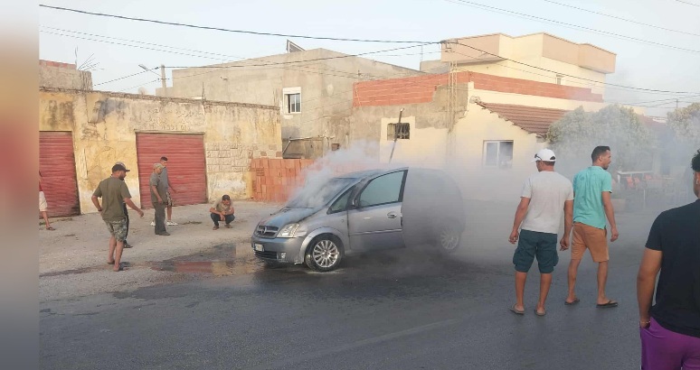  بنزرت.. احتراق سيارة وسط الطريق