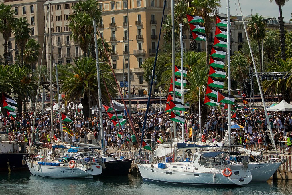 بسبب سوء الأحوال الجوية.. أسطول الصمود يعود إلى برشلونة 