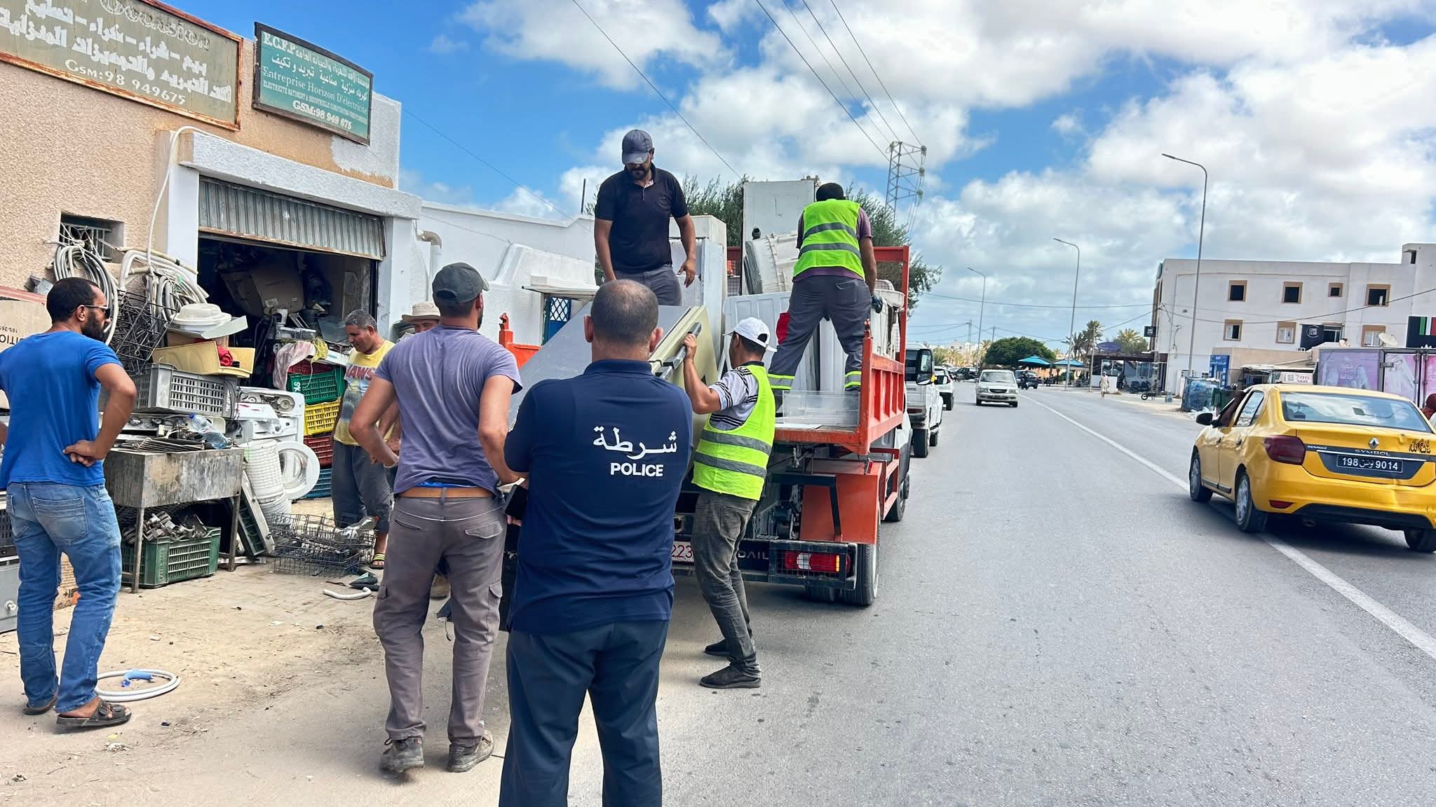 جربة ميدون.. حجز ثلاجات وآلات غسيل وكراسي  وطاولات في حملة أمنية مشتركة 
