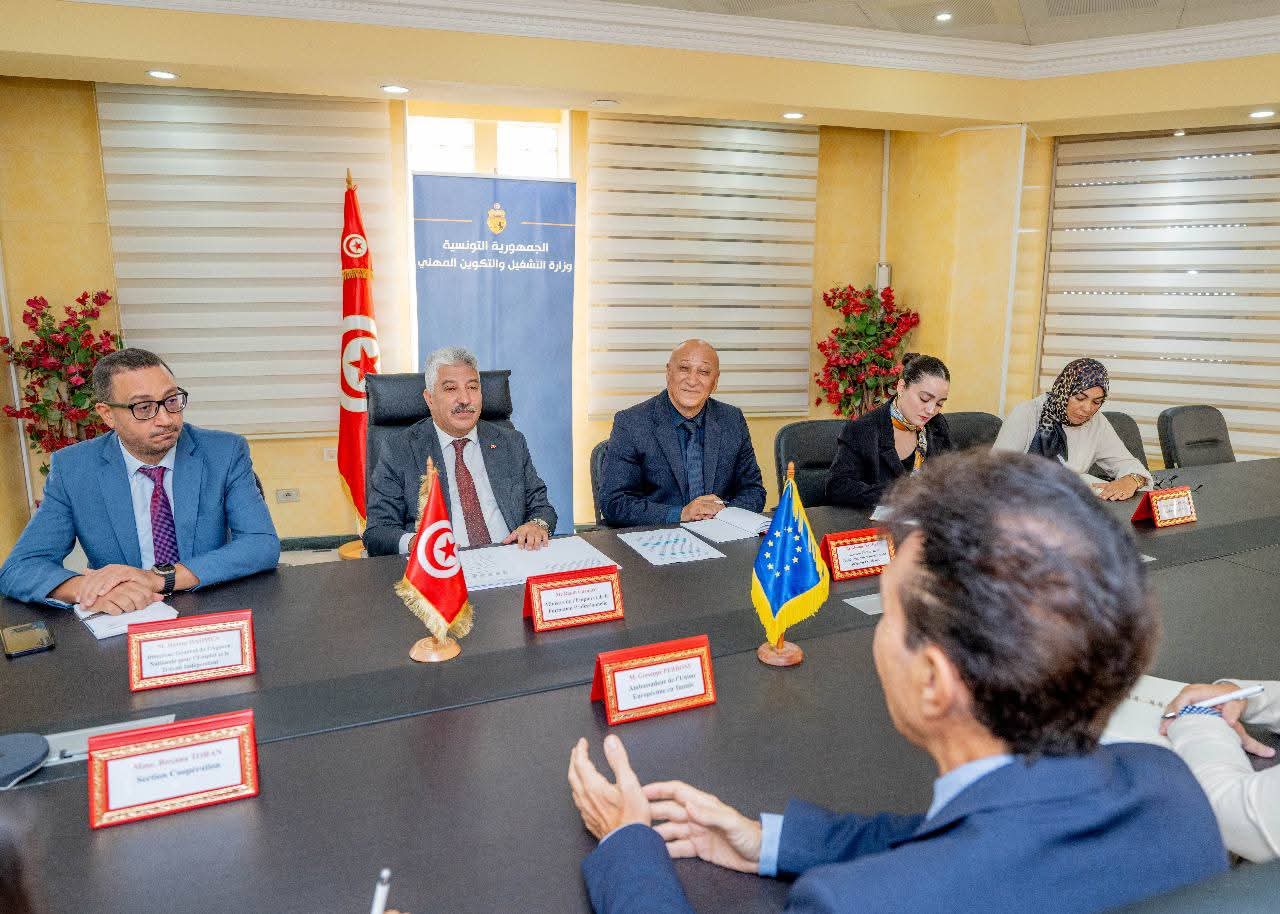 وزير التشغيل يبحث مع سفير الاتحاد الأوروبي سبل مزيد تعزيز التعاون في مجال التشغيل والتكوين المهني