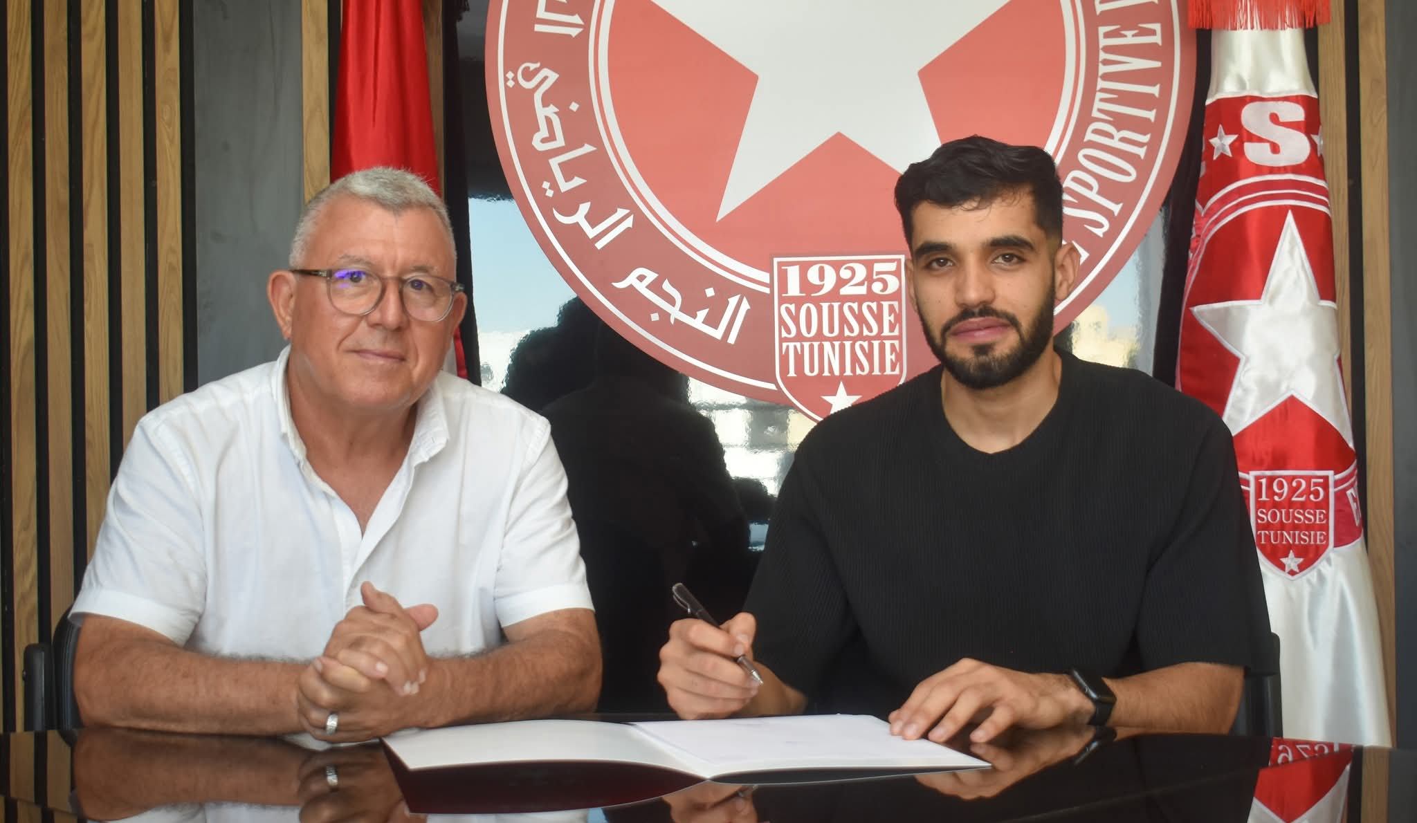  أحمد الحرشاني يوقّع للنجم