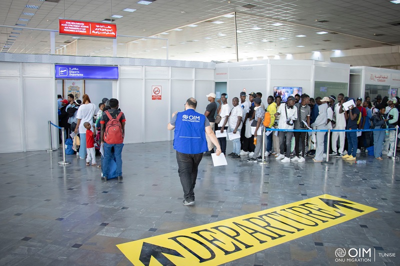 بعد عودة 304 مهاجرين إلى الكوت ديفوار وغينيا في الأيام الأخيرة..  المنظمة الدولية للهجرة تؤكّد دعم 6500 مهاجر في تونس للعودة الطوعية إلى بلدانهم